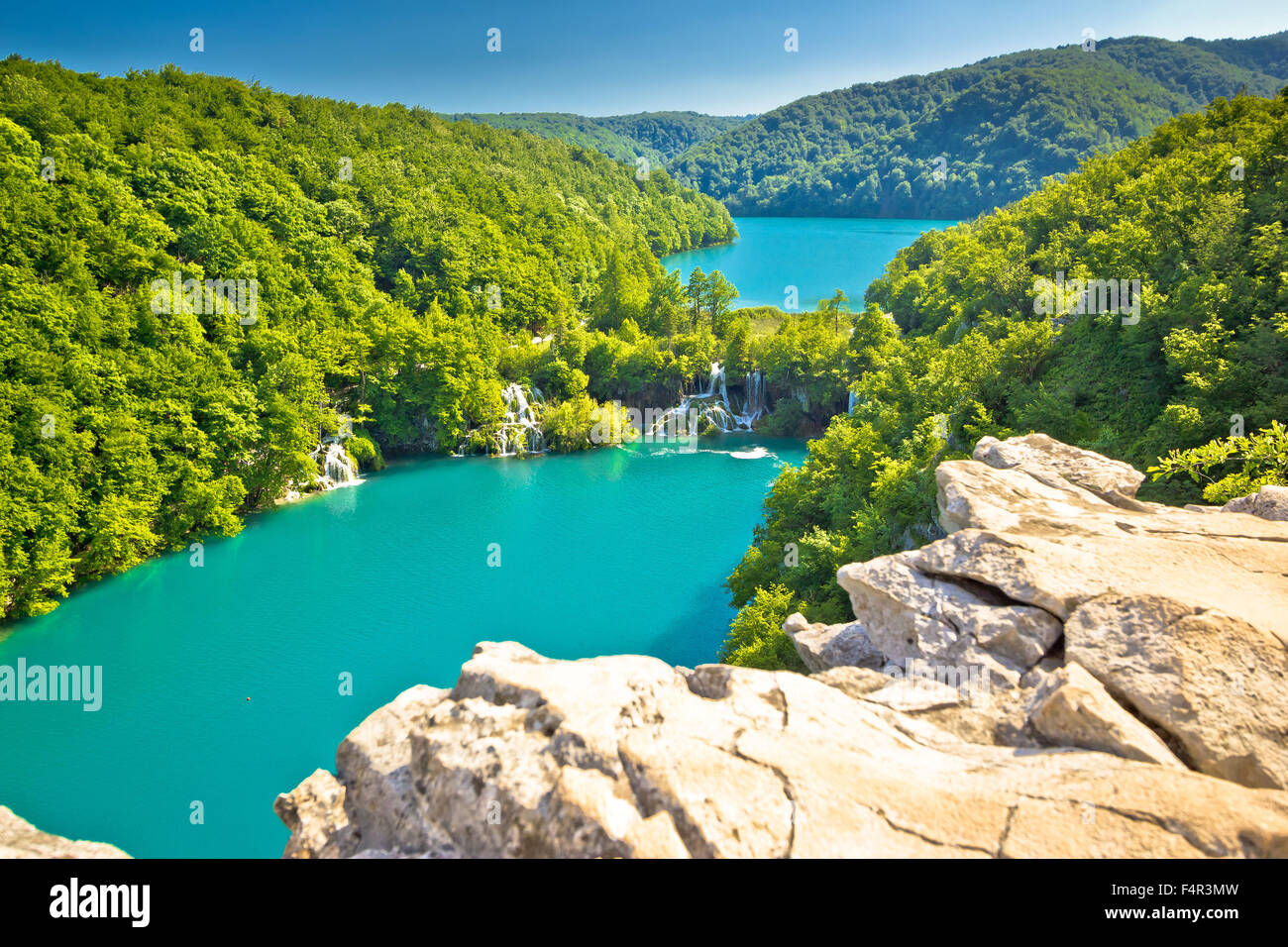 Acque turchesi del parco nazionale dei laghi di Plitvice in Croazia Foto Stock
