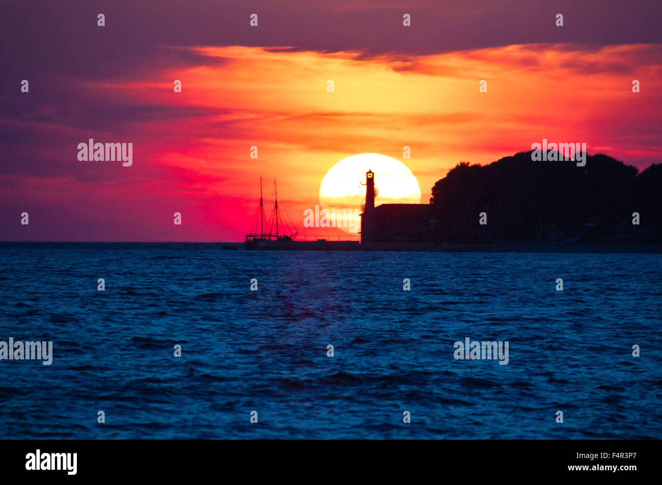 Epic vista al tramonto con faro e saiboat in Zara, Dalmazia, Croazia Foto Stock