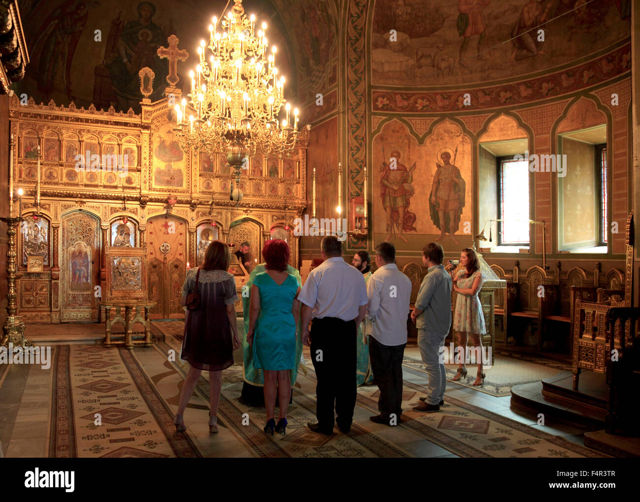 Riunione di famiglia, matrimoni, nel Monastero di Sinaia, Muntenia, Romania Foto Stock