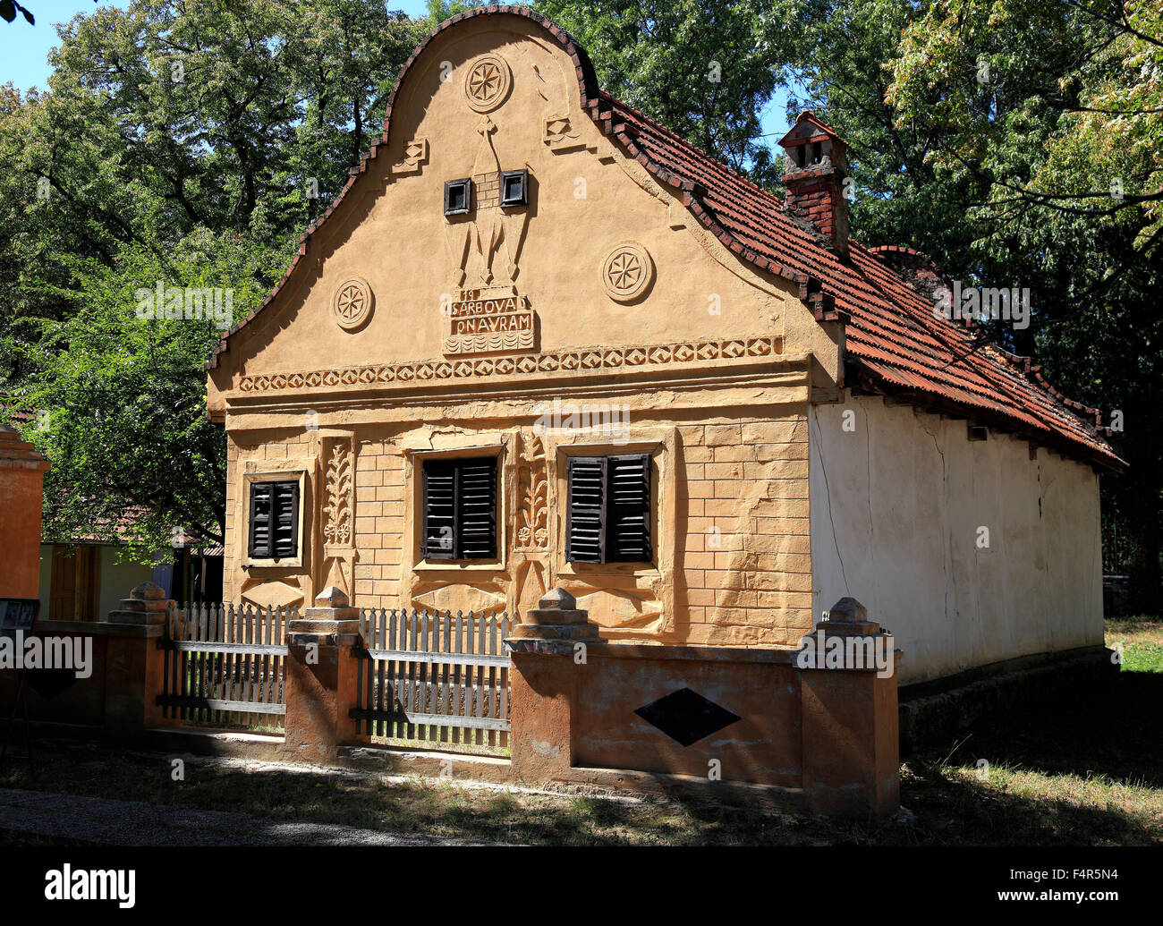 Il Muzeul Satului, Museo del villaggio, un museo a cielo aperto in Bucarest, questa casa Gospodaria Sarbova, Contea di Timis, 1821 Foto Stock