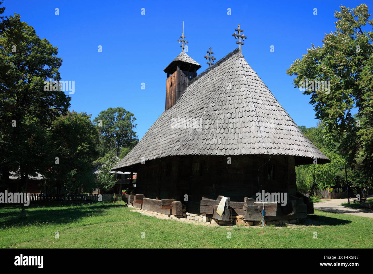 Il Muzeul Satului (Museo del villaggio) è un museo a cielo aperto in Bucarest, qui una chiesa in legno da Timiseni Foto Stock