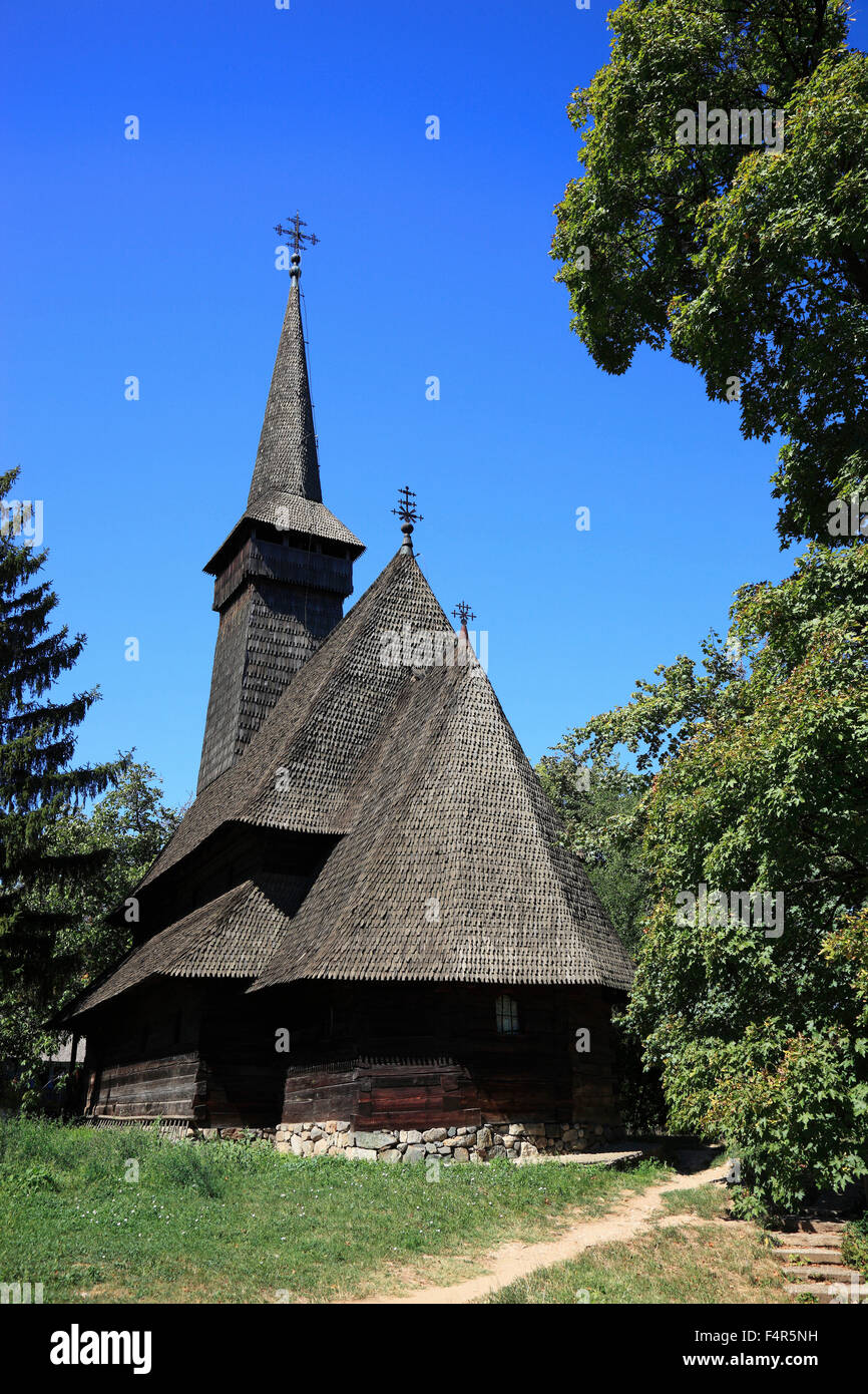 Il Muzeul Satului, Museo del villaggio, un museo a cielo aperto in Bucarest, qui una chiesa in legno da Dragomiresti, Maramures Foto Stock