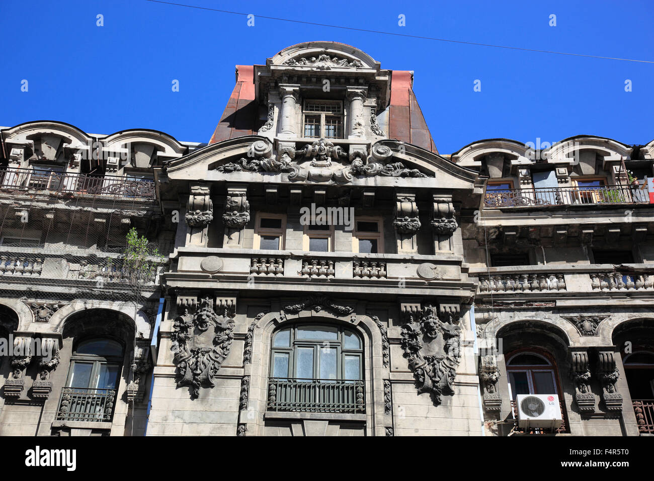 Dettagli della facciata di case storiche nel centro di Bucarest, Romania Foto Stock