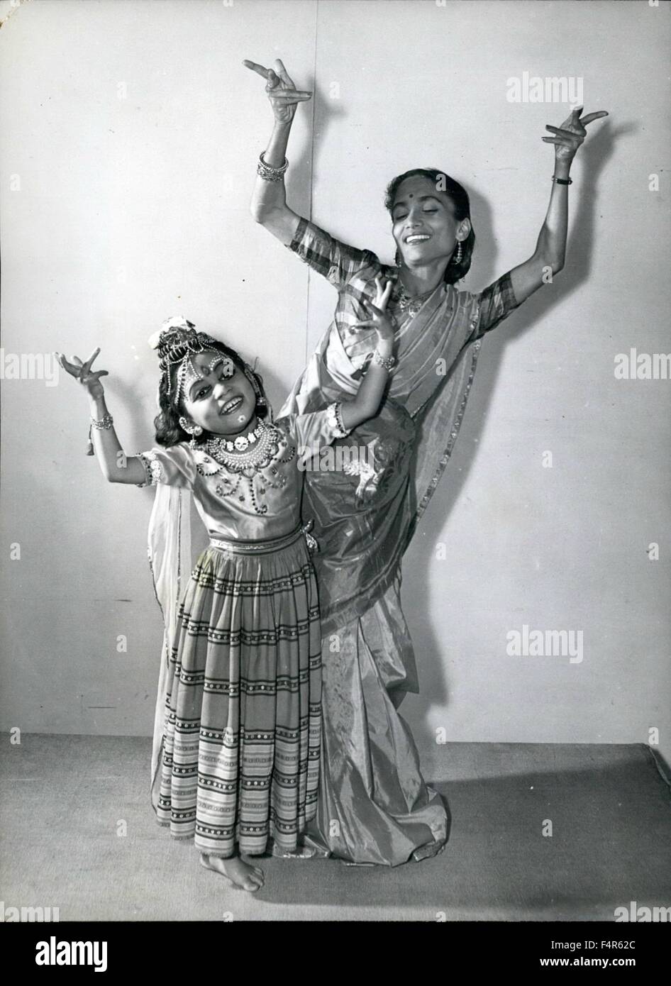 1955 - Little Nargis ha lezioni da sua madre bella, Afroza (entrambi Peraian hanno nomi di fiori), che è il primo ballarina di Bulbul Chowdhury balletto. © Keystone Pictures USA/ZUMAPRESS.com/Alamy Live News Foto Stock