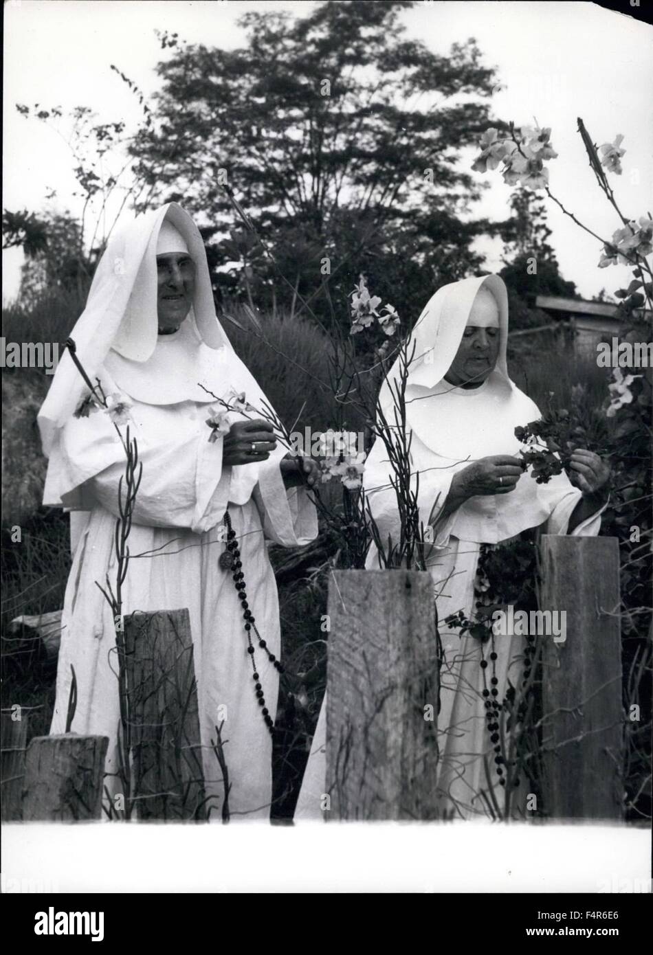 1961 - Influenza Cattolica in Dusan paese del nord B Qurnec; raccolta di fiori nel giardino del convento è olandese e le sorelle che è venuto fuori in 1912 ed ha insegnato Dausan e Sarawak e Dusanas oltre quanto. Con Lei è Madre Eugenia che è venuto fuori da Londra in 1920 e velocità tutto il suo tempo di insegnamento. © Keystone Pictures USA/ZUMAPRESS.com/Alamy Live News Foto Stock 1961 - Influenza Cattolica in Dusan paese del nord B Qurnec; raccolta di fiori nel giardino del convento è olandese e le sorelle che è venuto fuori in 1912 ed ha insegnato Dausan e Sarawak e Dusanas oltre quanto. Con Lei è Madre Eugenia che è venuto fuori da Londra in 1920 e velocità tutto il suo tempo di insegnamento. © Keystone Pictures USA/ZUMAPRESS.com/Alamy Live News Foto Stock