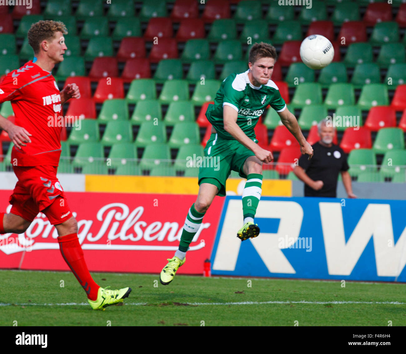 Sport, calcio, lega regionale West, 2015/2016, Rot Weiss Oberhausen contro SV Roedinghausen 2:0, Stadio Niederrhein a Oberhausen, scena del match, Marius Buelter (SVR) tirando in porta, sinistra Felix Haas (RWO) Foto Stock