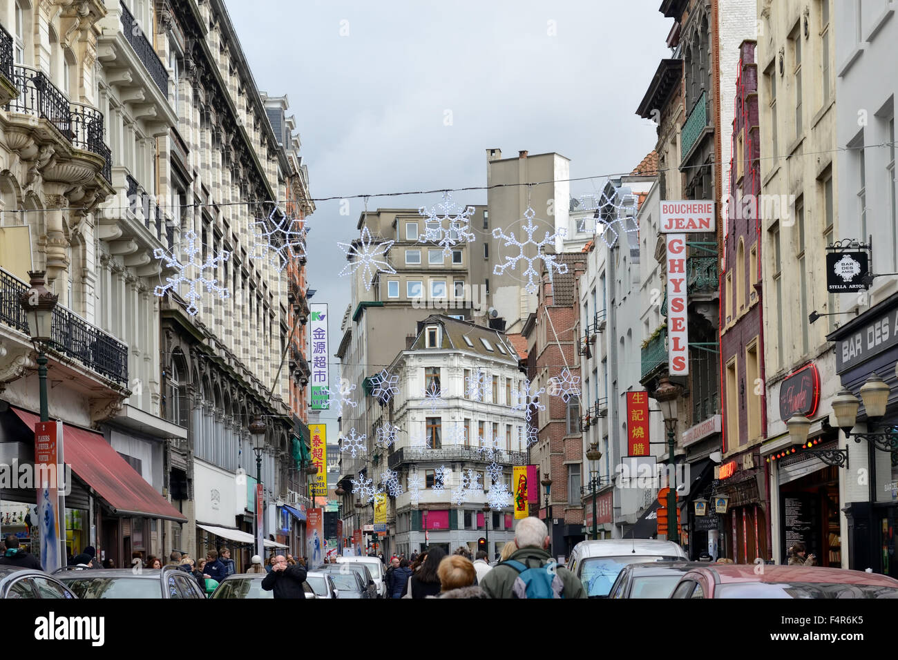 Bruxelles, Belgio-dicembre 06, 2014: persone locali e turisti fare shopping di Natale nel centro di Bruxelles Foto Stock