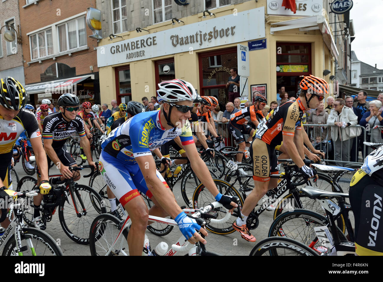 Halle, Belgium-June 24, 2015: i partecipanti della corsa in bicicletta attraversare il centro storico della città Foto Stock