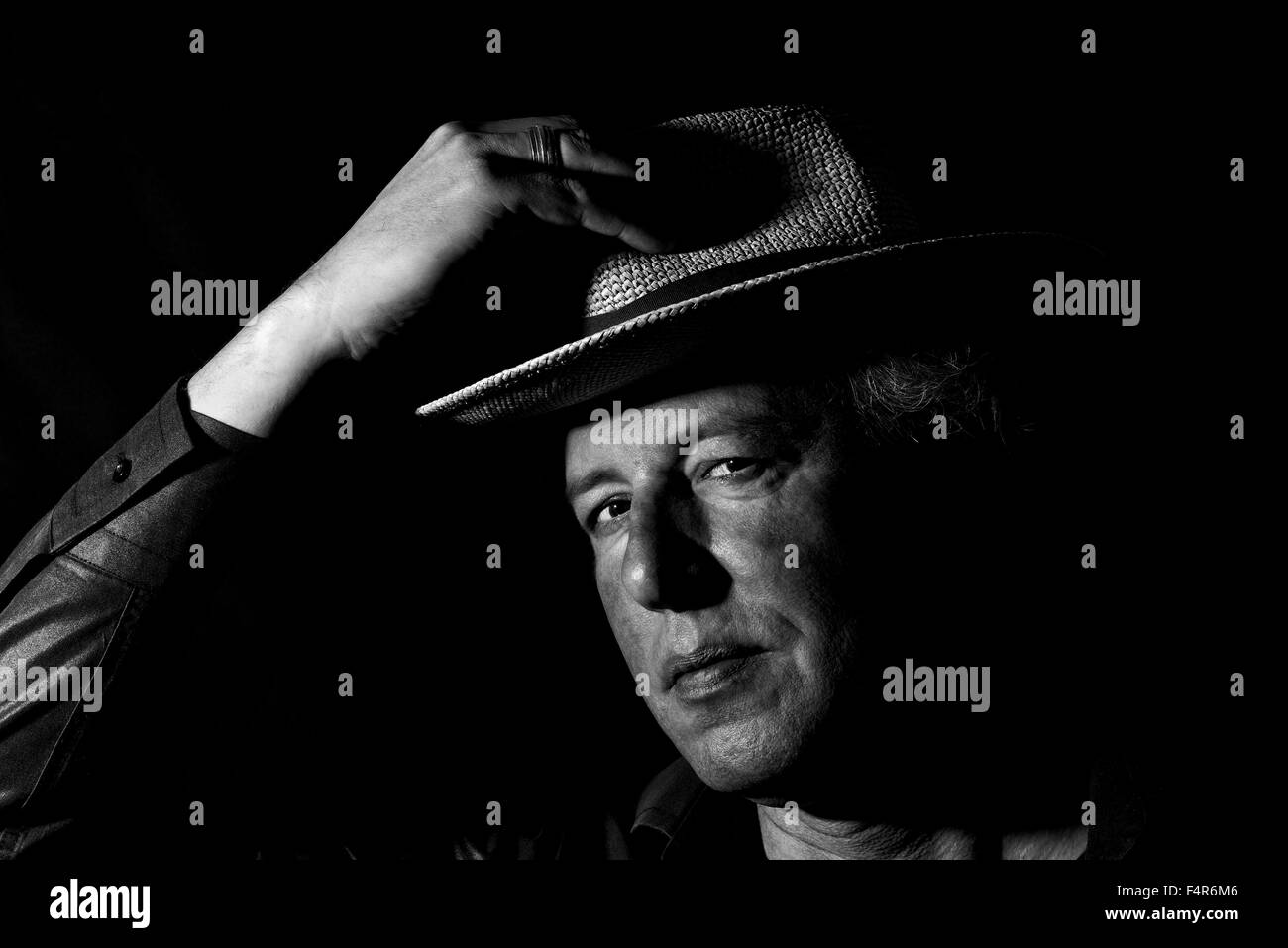 Uomo in cappello di paglia Foto Stock