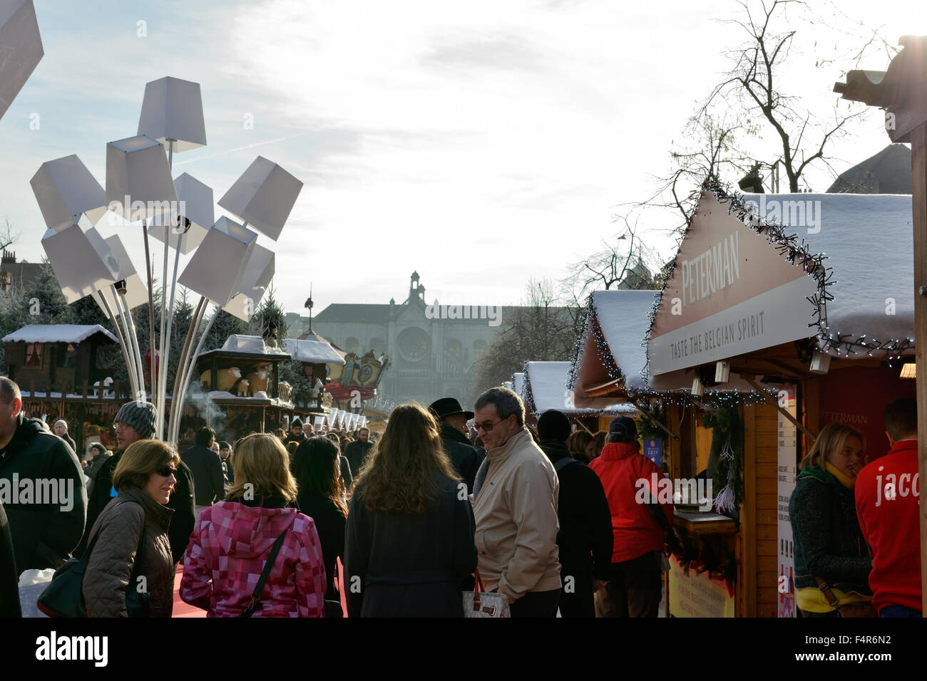 Bruxelles, Belgio-Novembre 29, 2014: Mercatino di Natale di Bruxelles il Saint Catherine square, molto popolare tra la popolazione locale di un Foto Stock