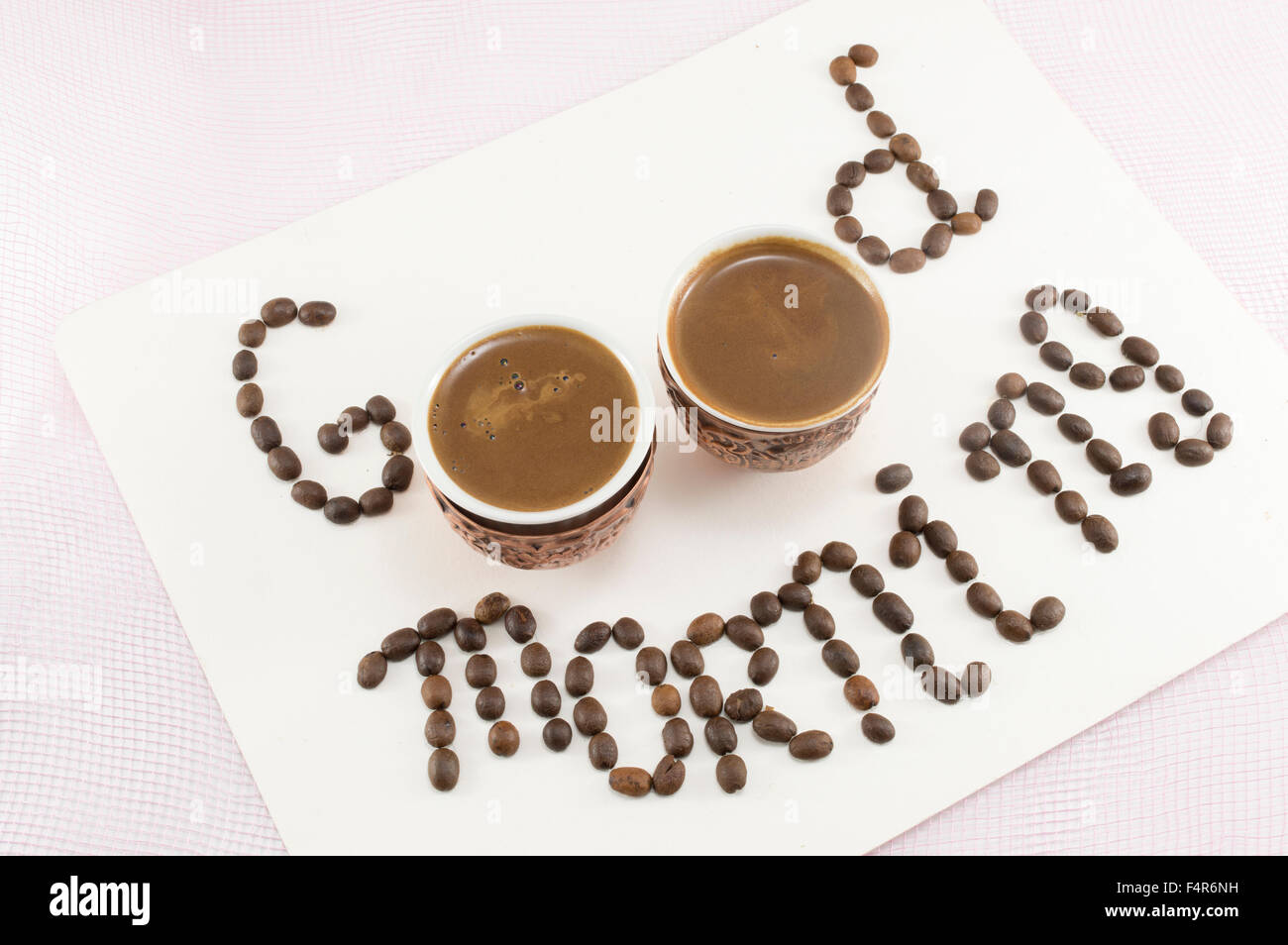 Due tazze di caffè formando un 'Good morning' nota Foto Stock