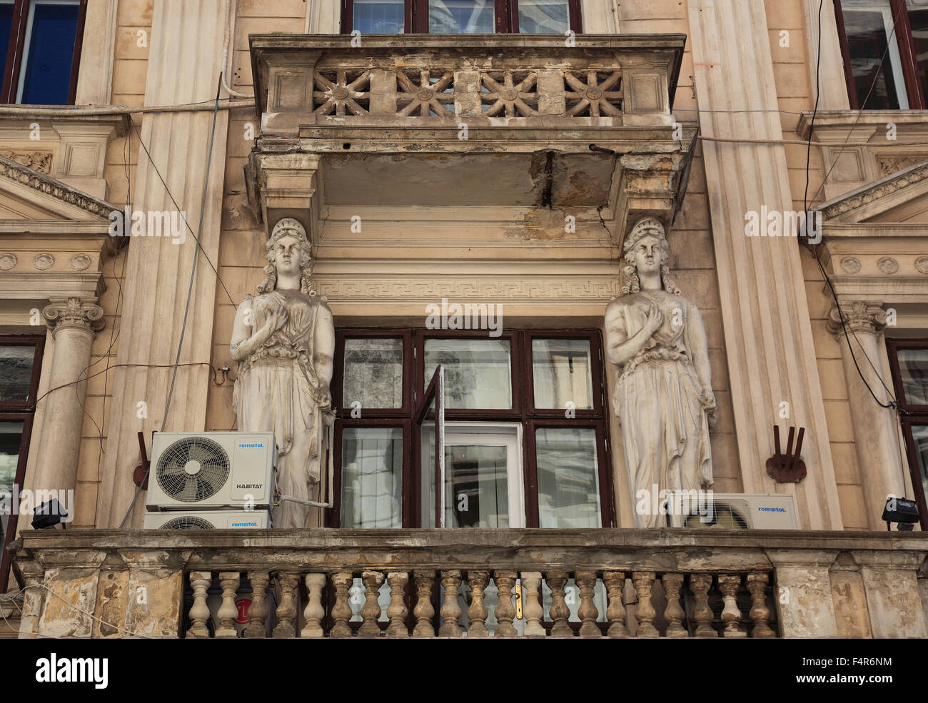 Città vecchia, il dettaglio di una vecchia casa di mercanti, balcone, Bucarest, Romania Foto Stock