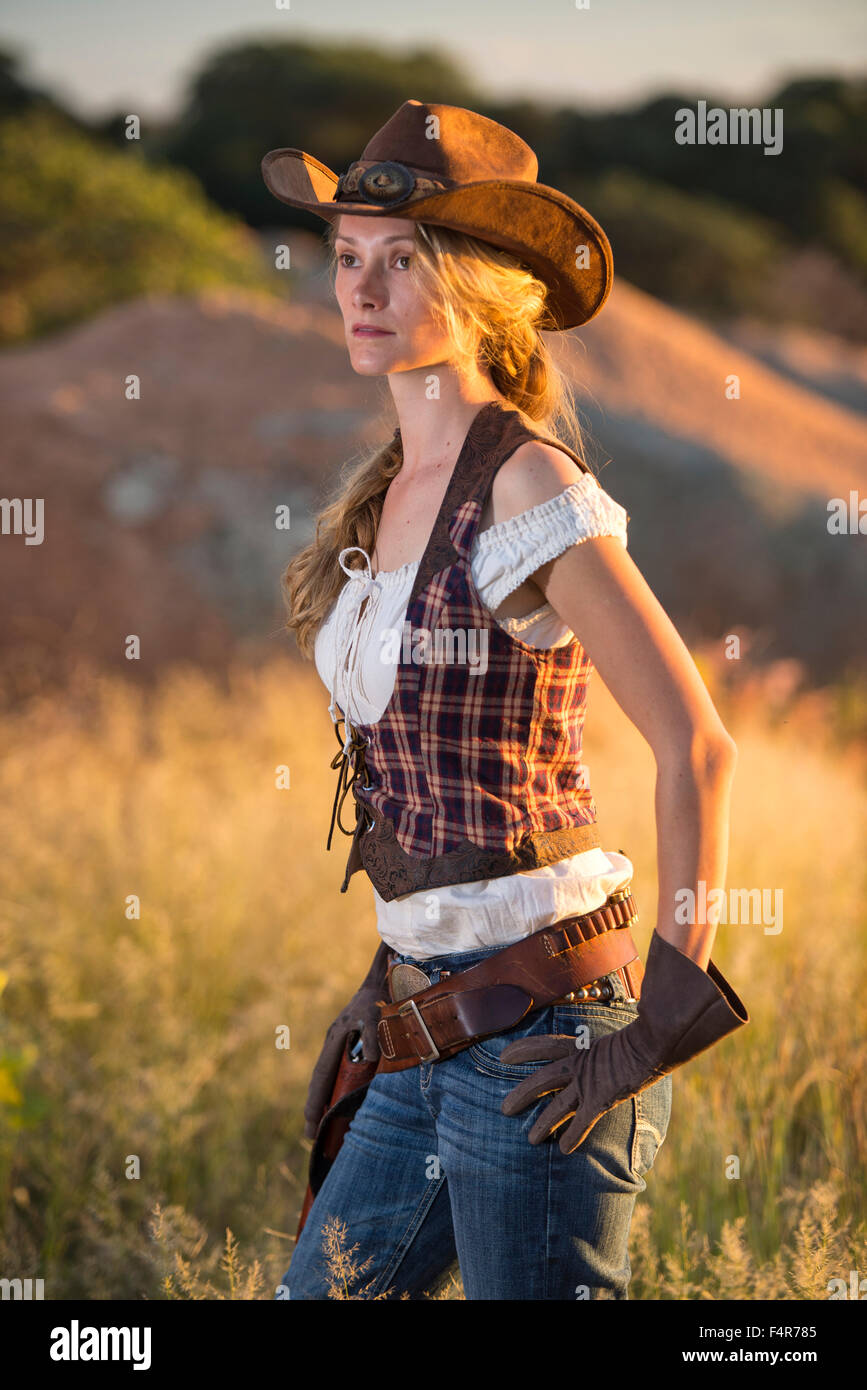 Western cowgirl immagini e fotografie stock ad alta risoluzione - Alamy