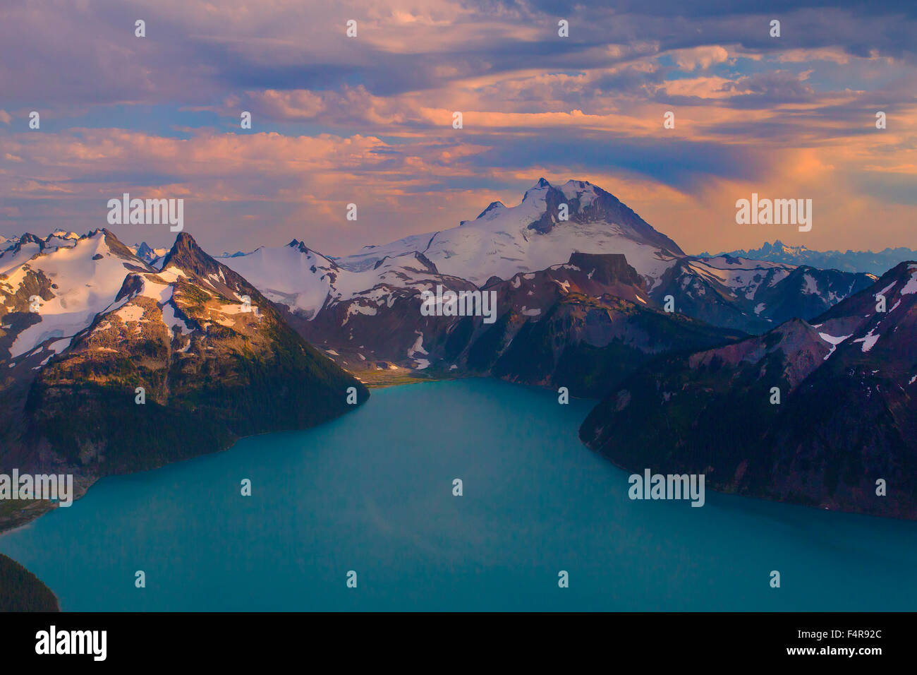 Canada, British Columbia, Mount Garibaldi, antenna, montagne, tramonto, acqua azzurra, lago, ora d'oro Foto Stock