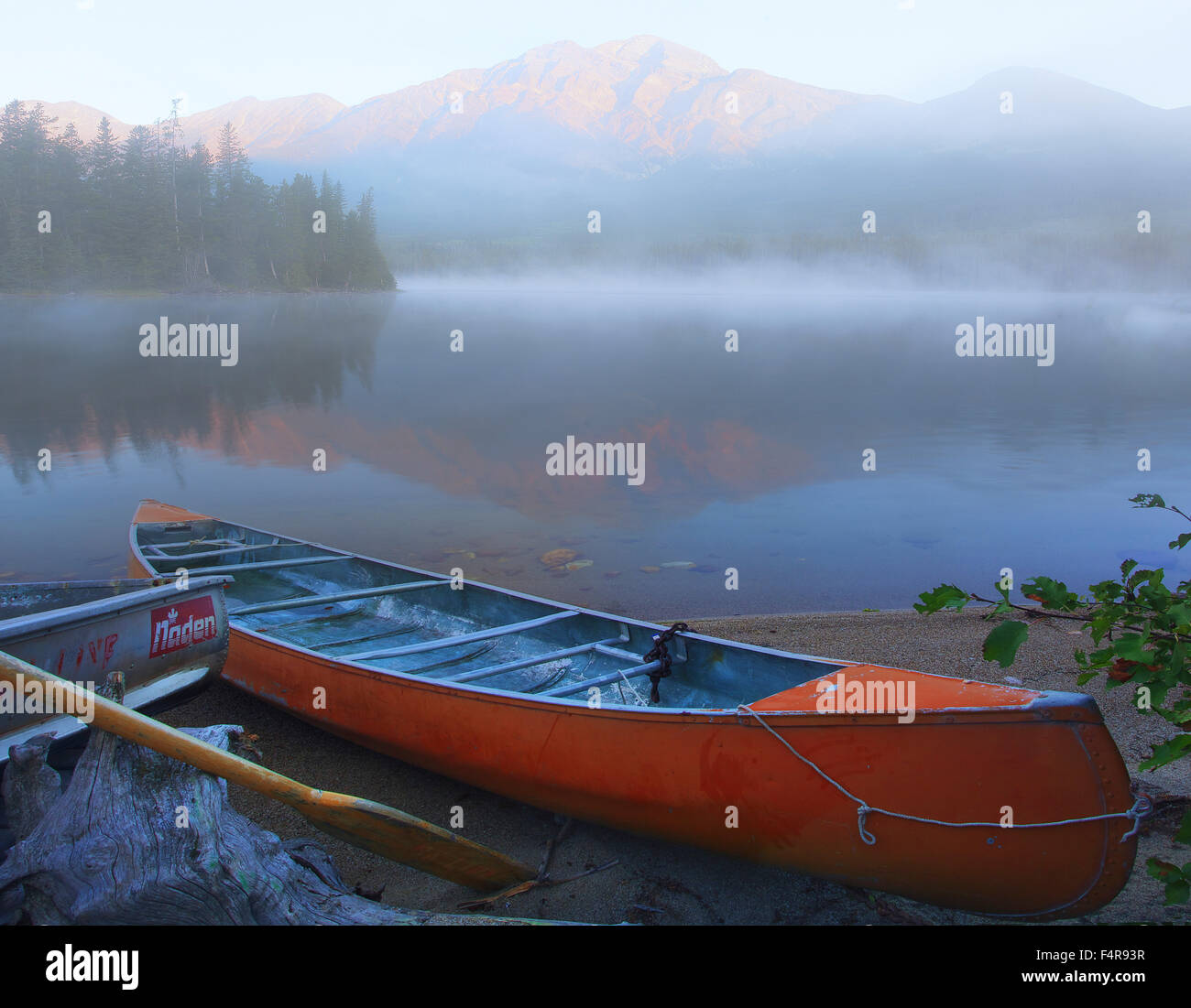 Il Lago di Smeraldo, Yoho, Jasper National Park, British Columbia, canoa, estate, tramonto, lago, provincia, ponte naturale Canyon, canyo Foto Stock
