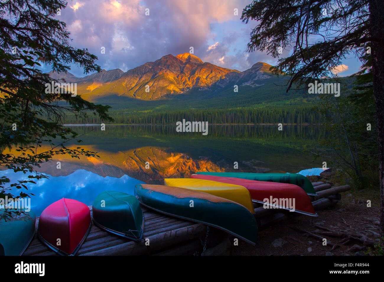 Lago Piramide, Jasper National Park, Alberta, Canada, canoe Foto Stock