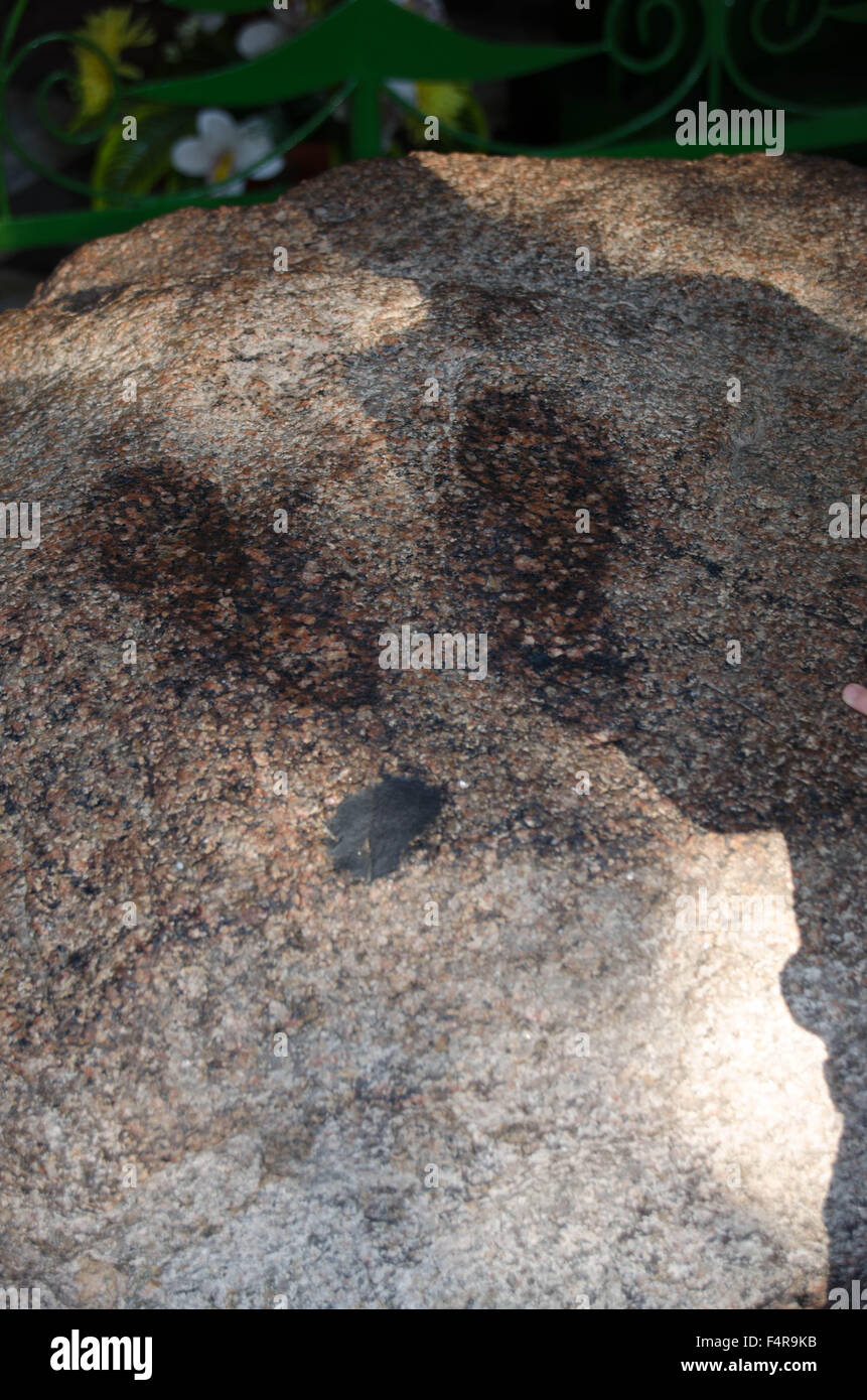 I piedi della Madonna in pietra Foto Stock