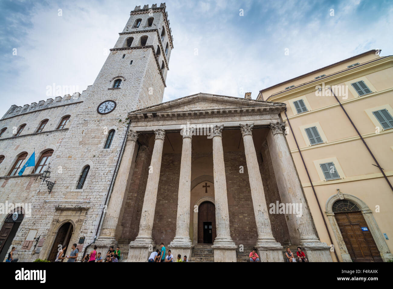 Le colonne del Tempio di Minerva in Piazza del Comune, Assisi, Umbria, Italia, UE, Europa Foto Stock