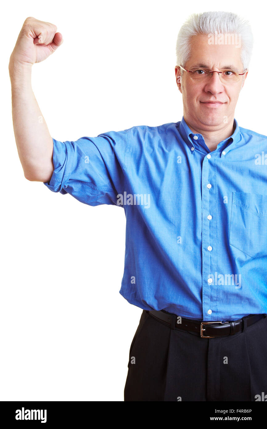 Senior Citizen flettendo il suo braccio superiore muscoli Foto Stock