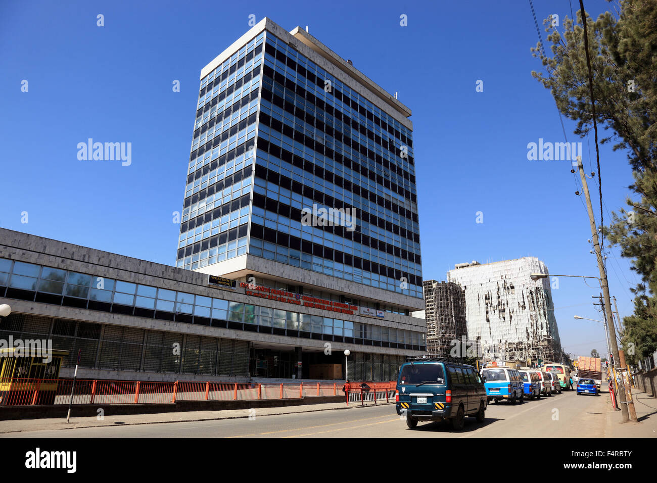 Addis Abeba, nel centro della citta', edificio alto e moderno Foto Stock