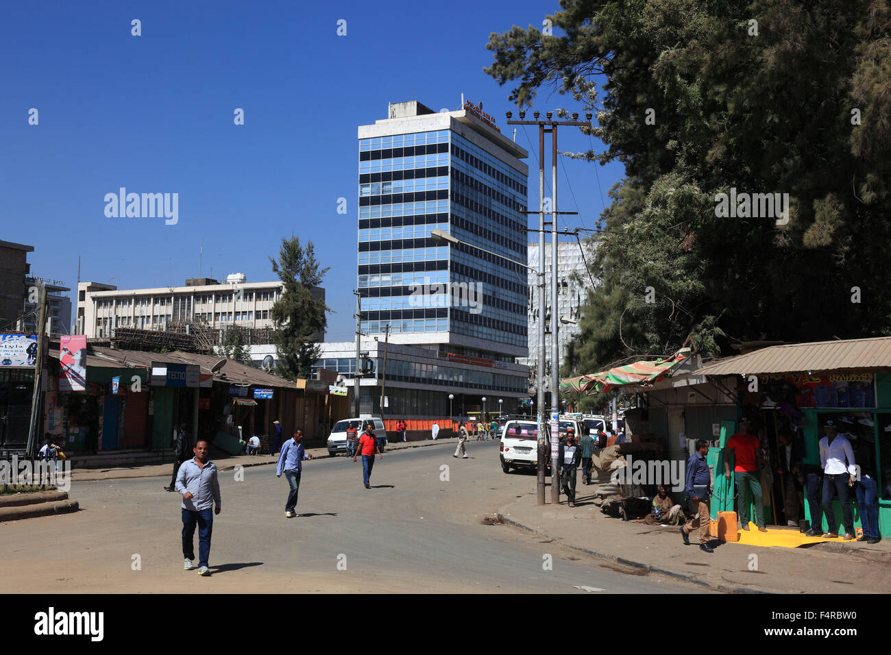 Addis Abeba, scene di strada nel centro della città, l'alto edificio per uffici Foto Stock