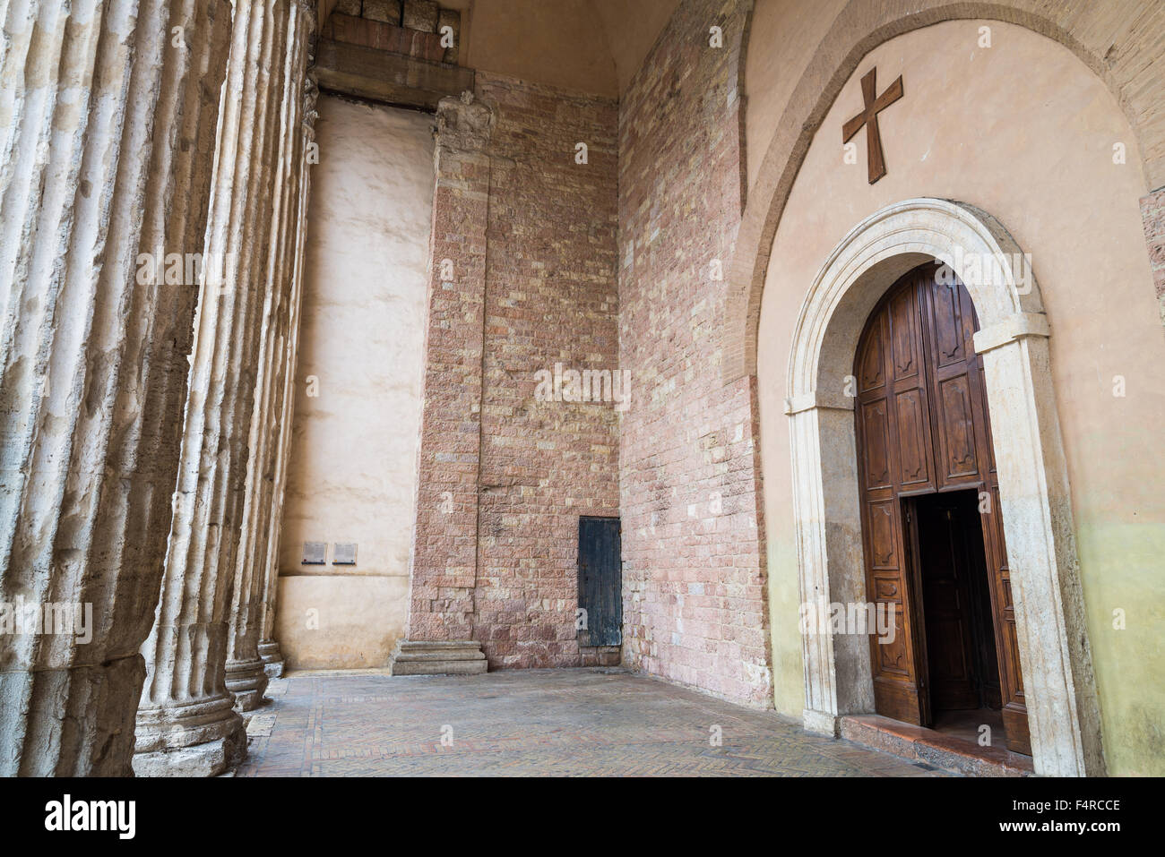 Le colonne del Tempio di Minerva in Piazza del Comune, Assisi, Umbria, Italia, UE, Europa Foto Stock