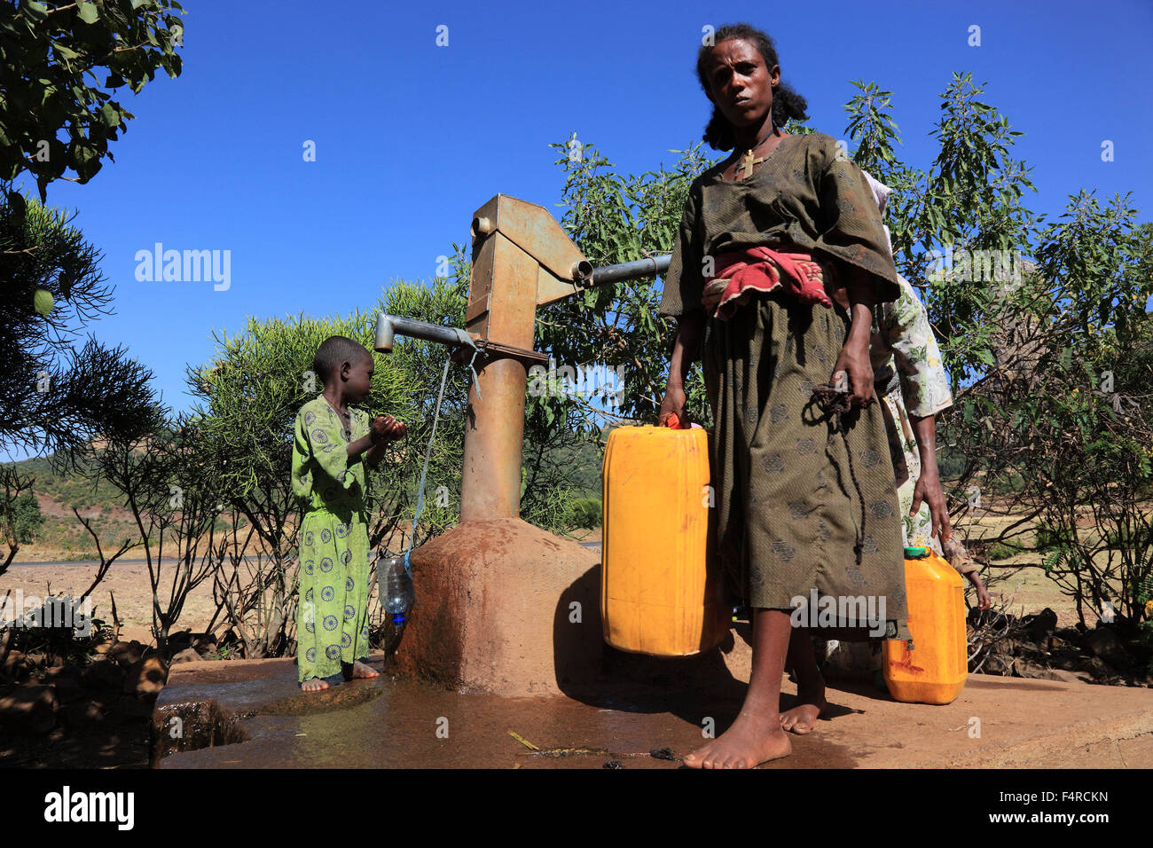 Regione Amhara, locali raccogliere le acque della fontana Foto Stock