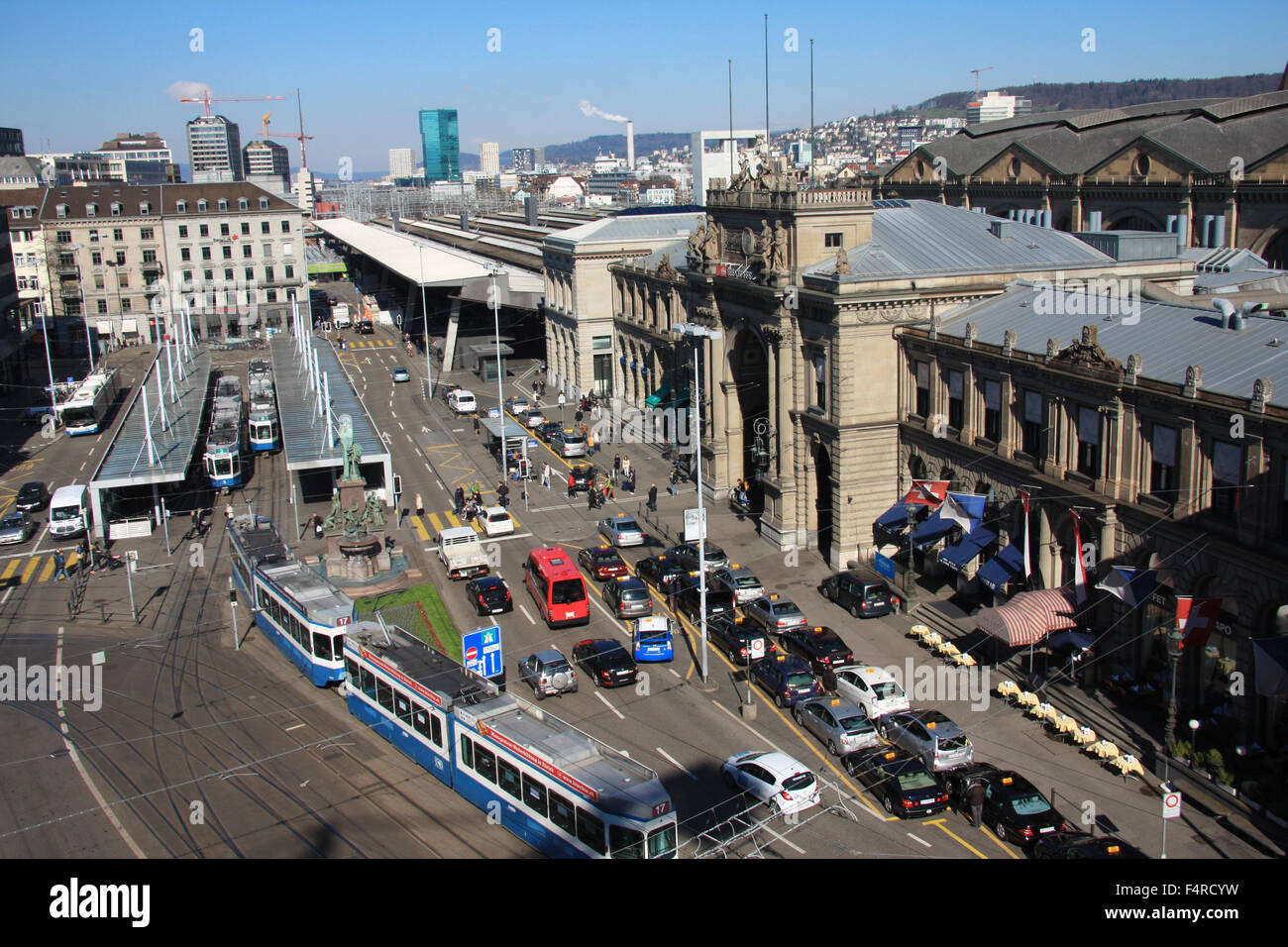 Zurigo, Svizzera, Europa, Bahnhofplatz, stazione centrale, stazione ferroviaria, Escher, Alfred Escher, statua, tram tram, tra Foto Stock