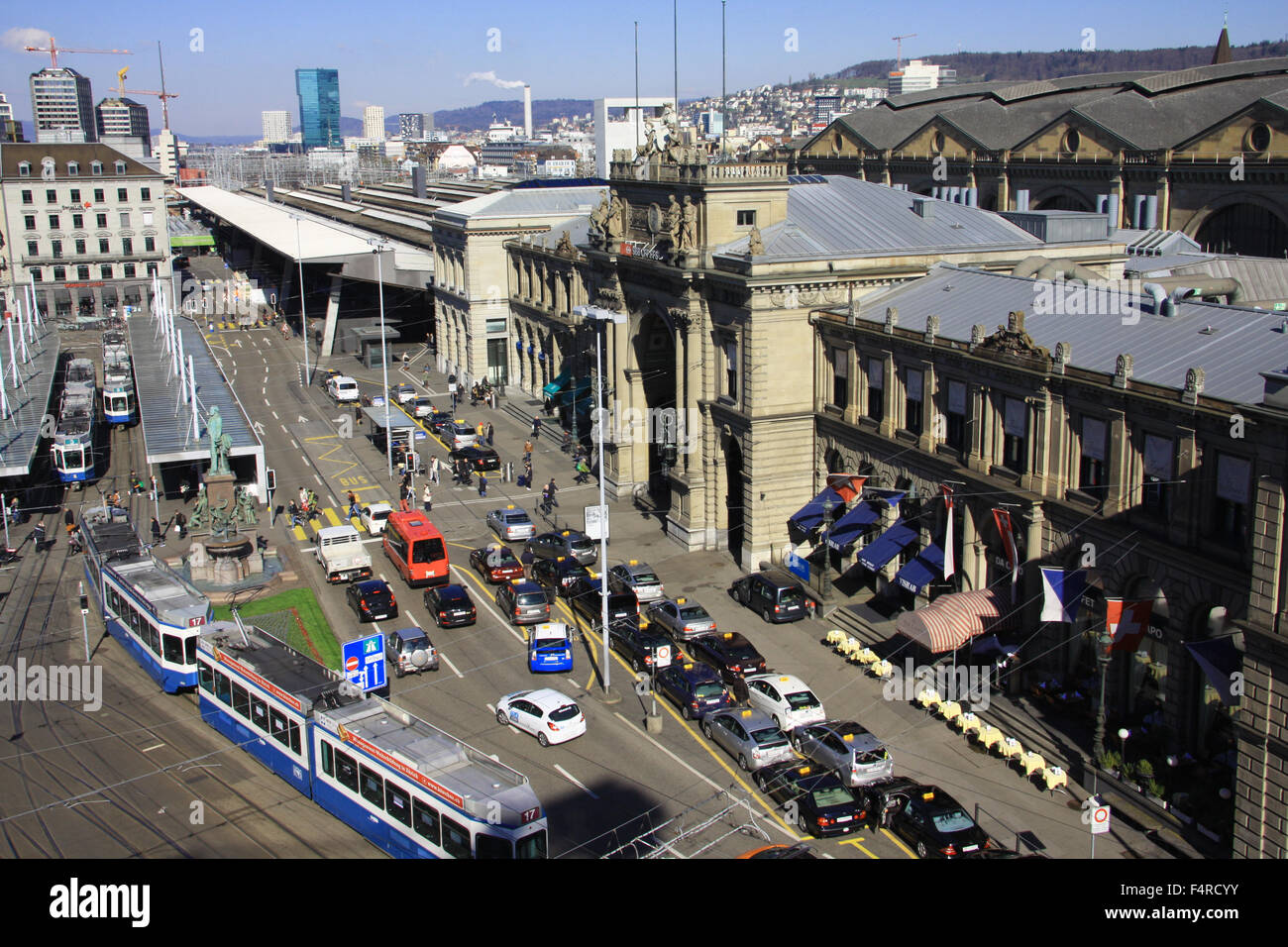 Zurigo, Svizzera, Europa, Bahnhofplatz, stazione centrale, stazione ferroviaria, Escher, Alfred Escher, statua, tram tram, tra Foto Stock