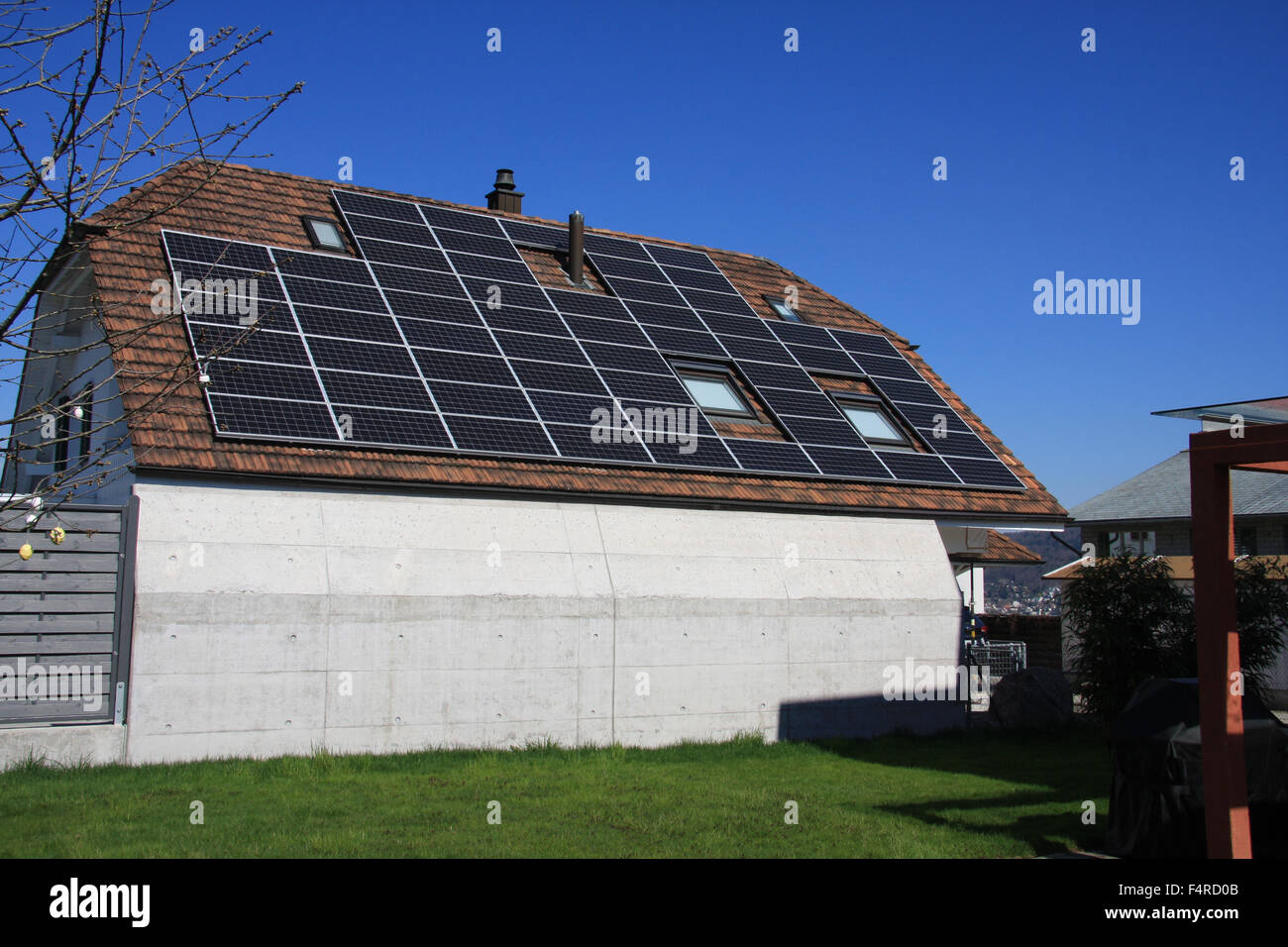 La Svizzera single-famiglia, casa, casa, abitazione, tetto, celle solari, energia solare, ecologia, pannello solare, Foto Stock