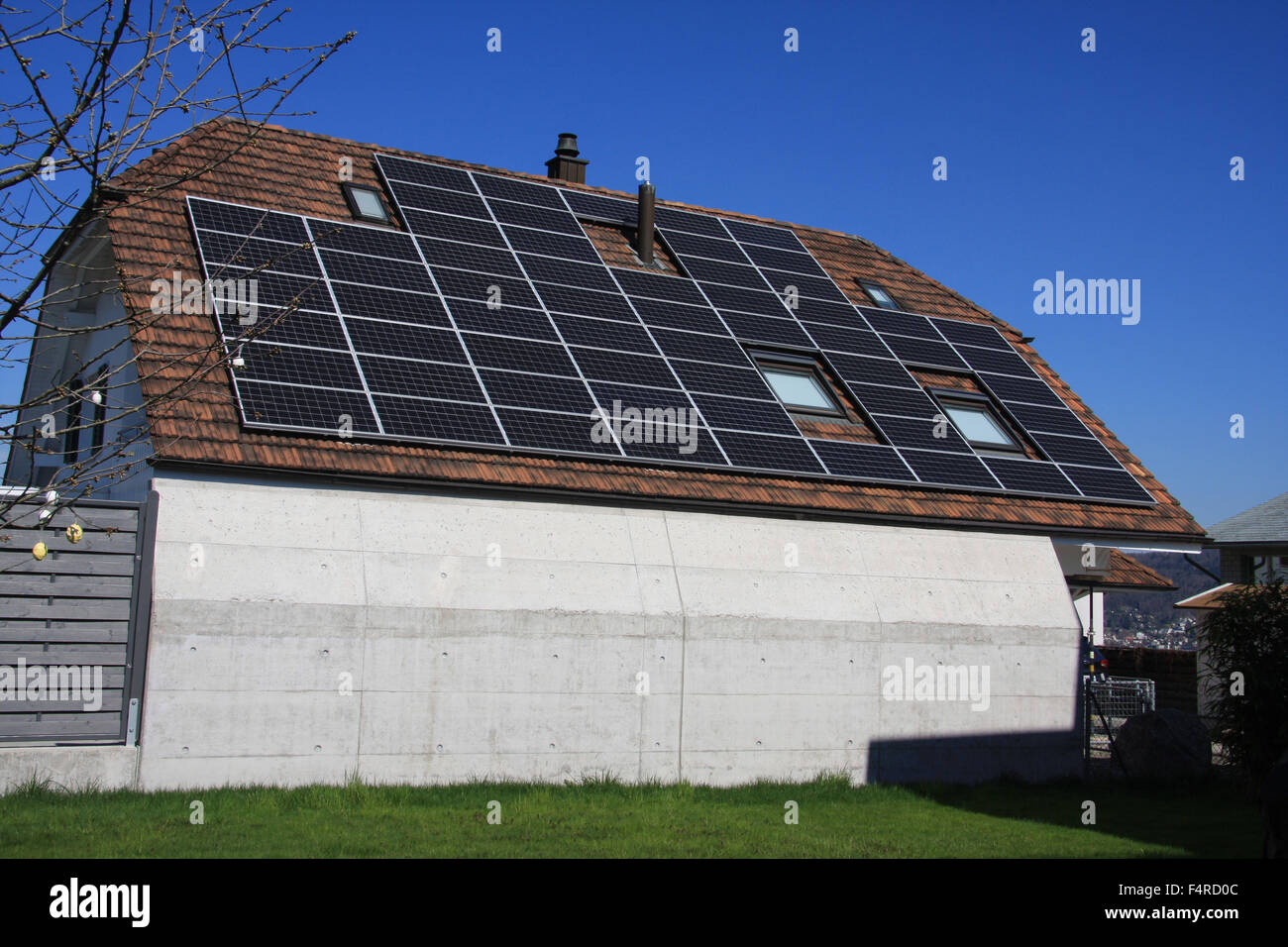 La Svizzera single-famiglia, casa, casa, abitazione, tetto, celle solari, energia solare, ecologia, pannello solare, Foto Stock
