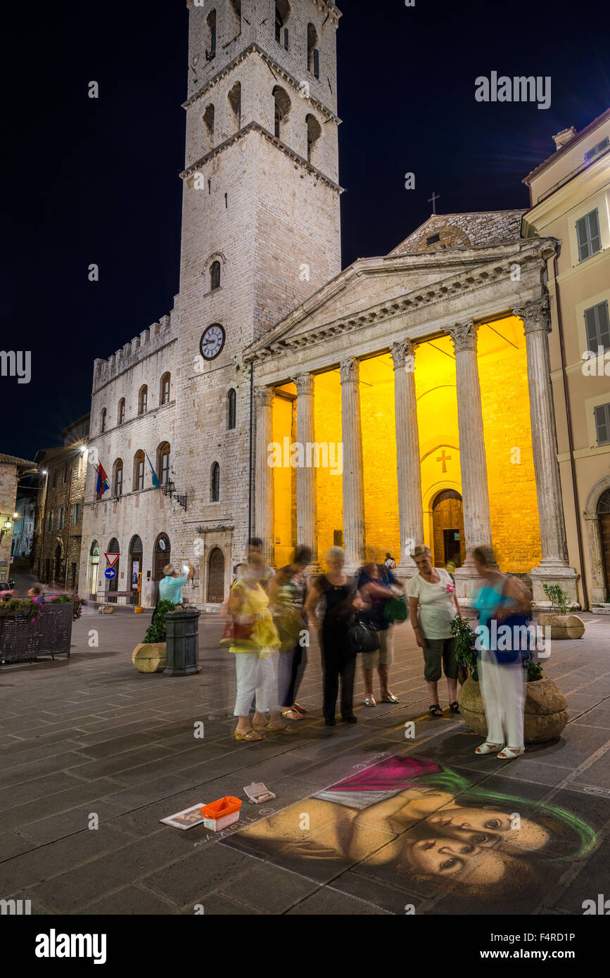 Le colonne del Tempio di Minerva in Piazza del Comune, Assisi, Umbria, Italia, UE, Europa Foto Stock