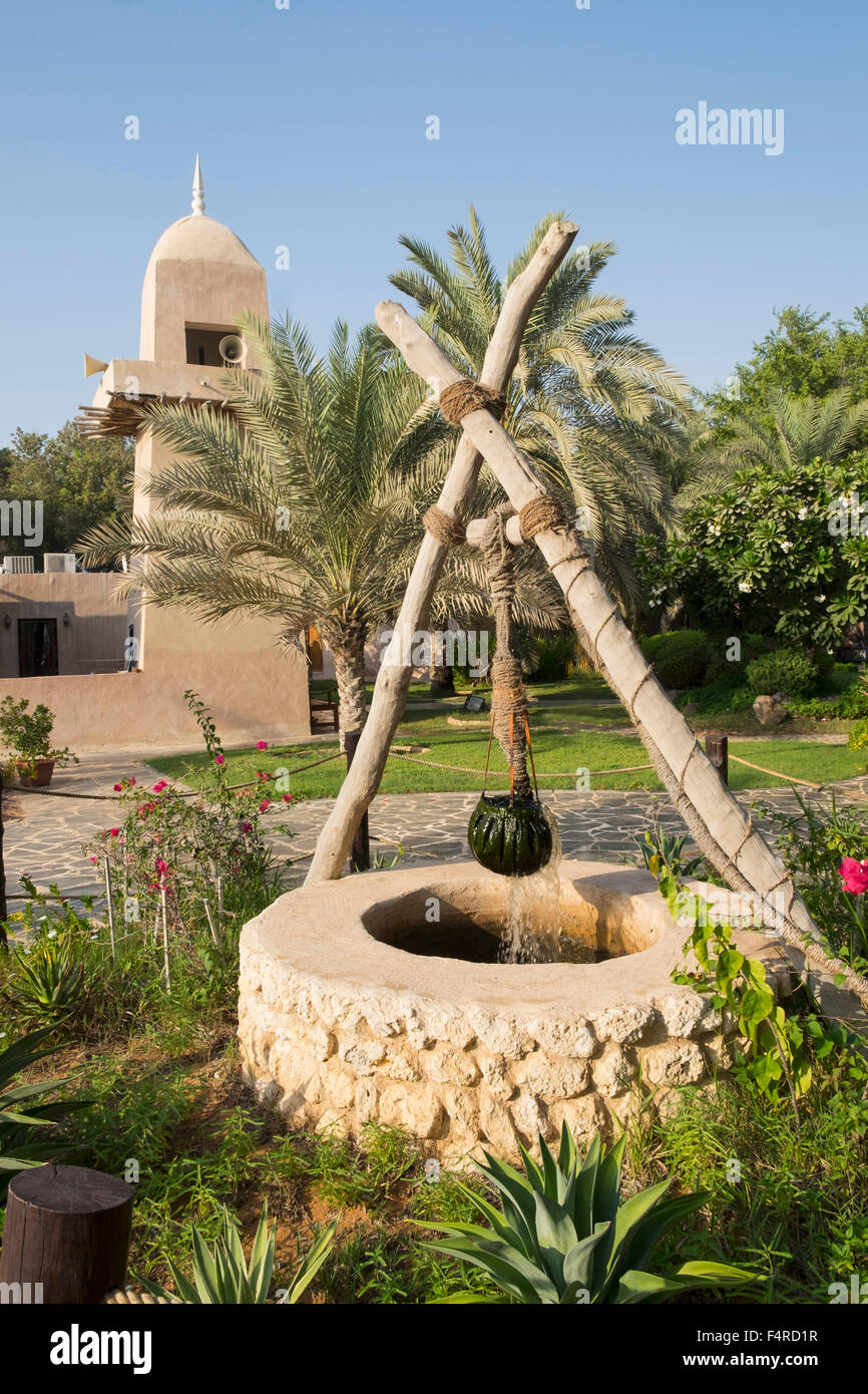 Pozzo di acqua e la moschea al Villaggio del Patrimonio Culturale di attrazione turistica di Abu Dhabi Emirati Arabi Uniti Foto Stock