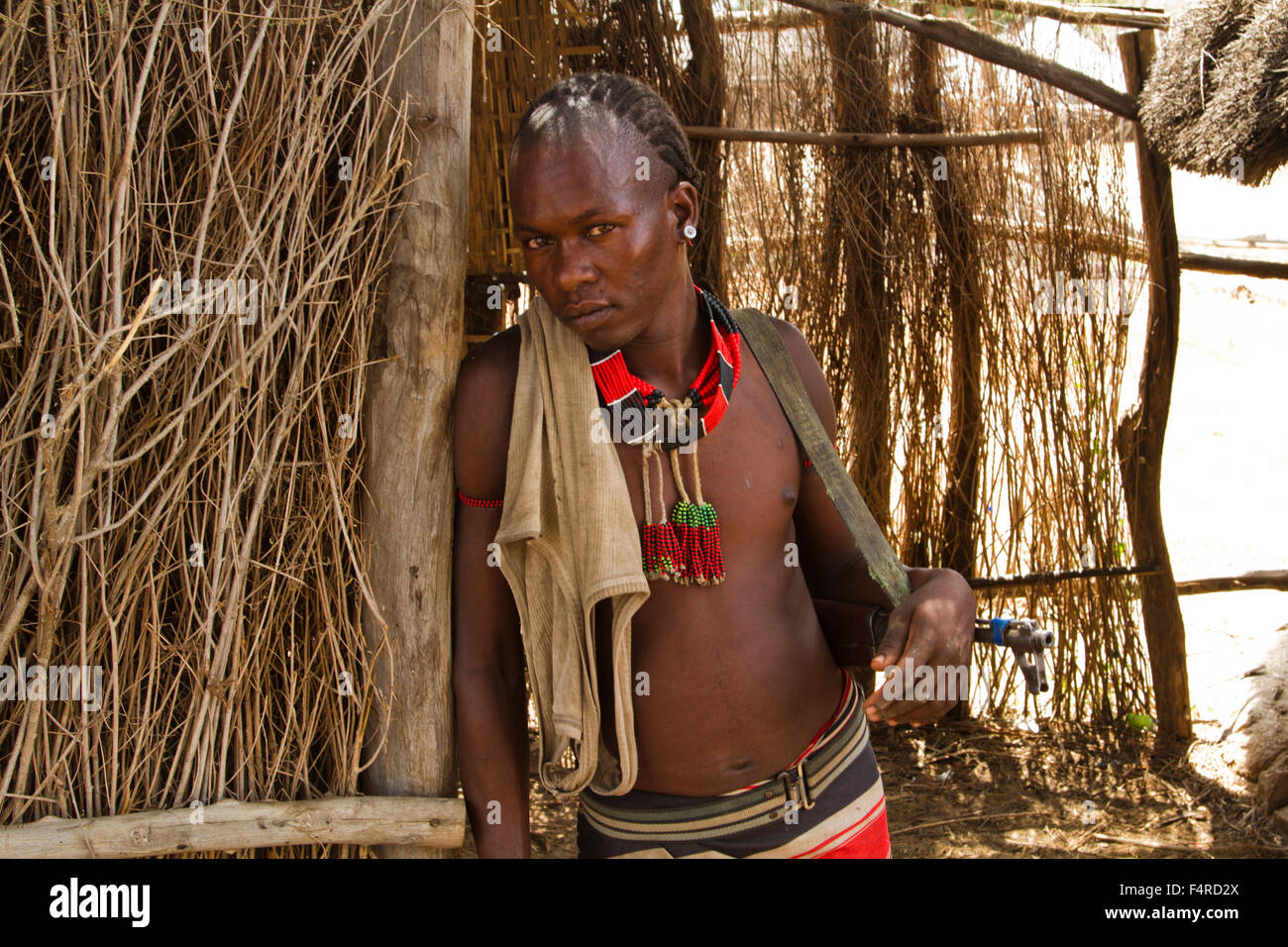 Voce maschile Karo tribesman. Valle dell'Omo, Etiopia Foto Stock