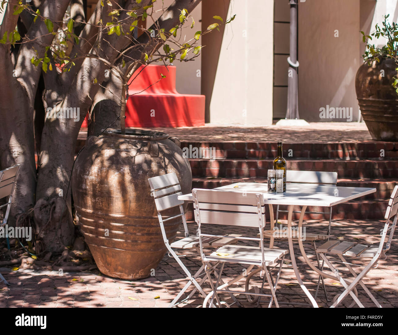 Tranquilla invitante tavolo esterno in Franschhoek Foto Stock