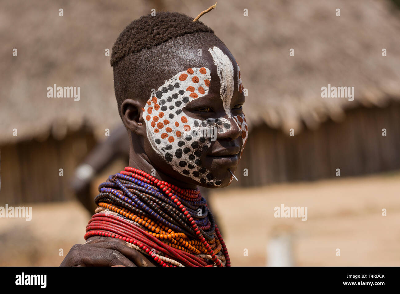 Karo tribù femmina con faccia dipinta. Valle dell'Omo, Etiopia Foto Stock