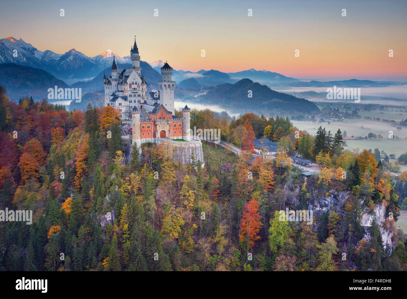 Il Castello di Neuschwanstein, Germania. Vista del Castello di Neuschwanstein durante l'autunno al crepuscolo. Foto Stock