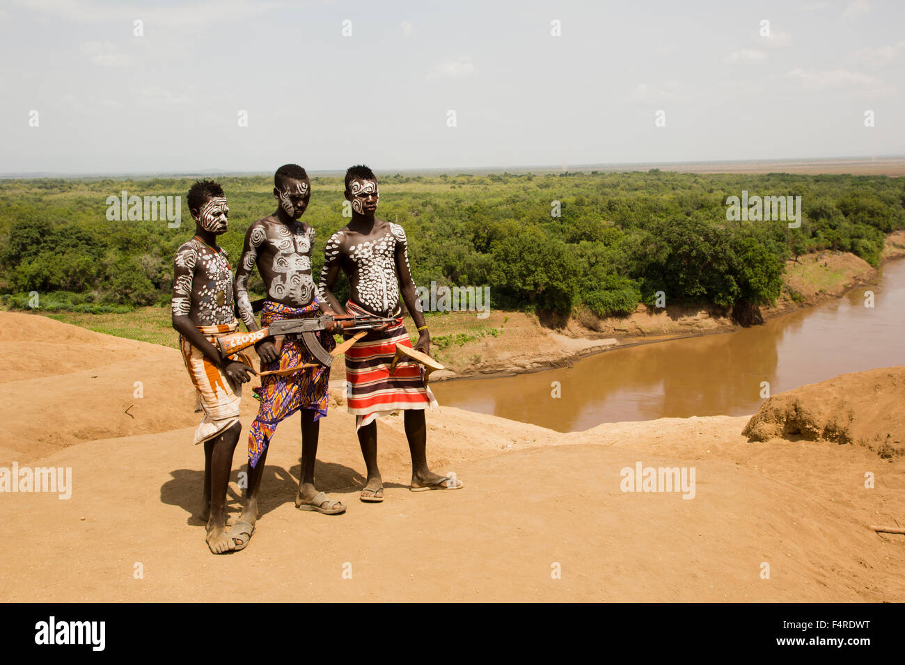 Un gruppo di giovani Karo tribù ragazzi con AK-47 fucile . Valle dell'Omo, Etiopia Foto Stock