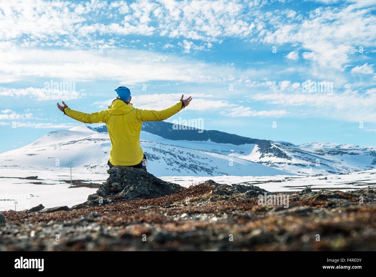 La Svezia, Harjdalen, Helagsfjalle, un uomo guarda il paesaggio invernale Foto Stock