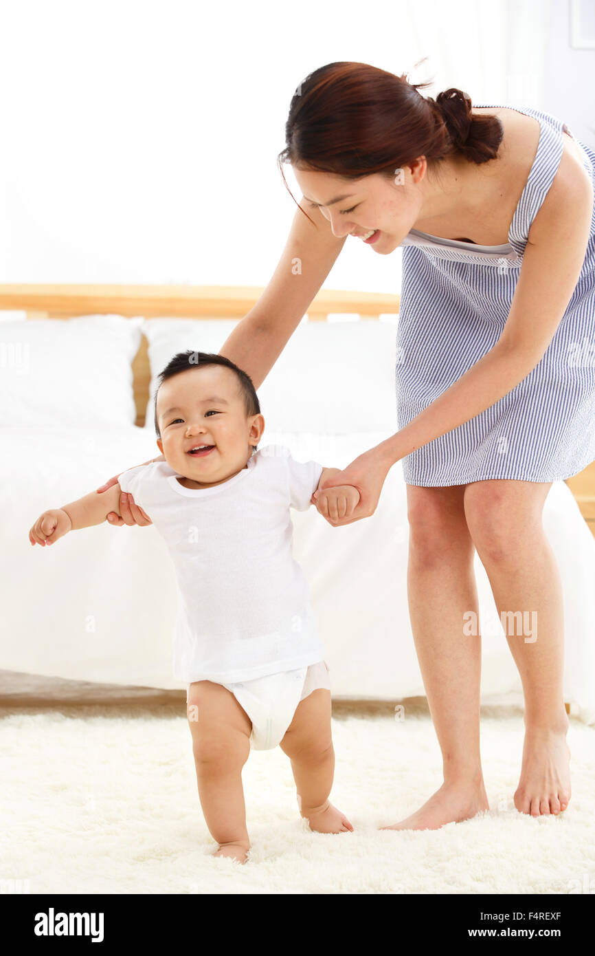 La madre ha avuto il bambino ad imparare a camminare Foto Stock