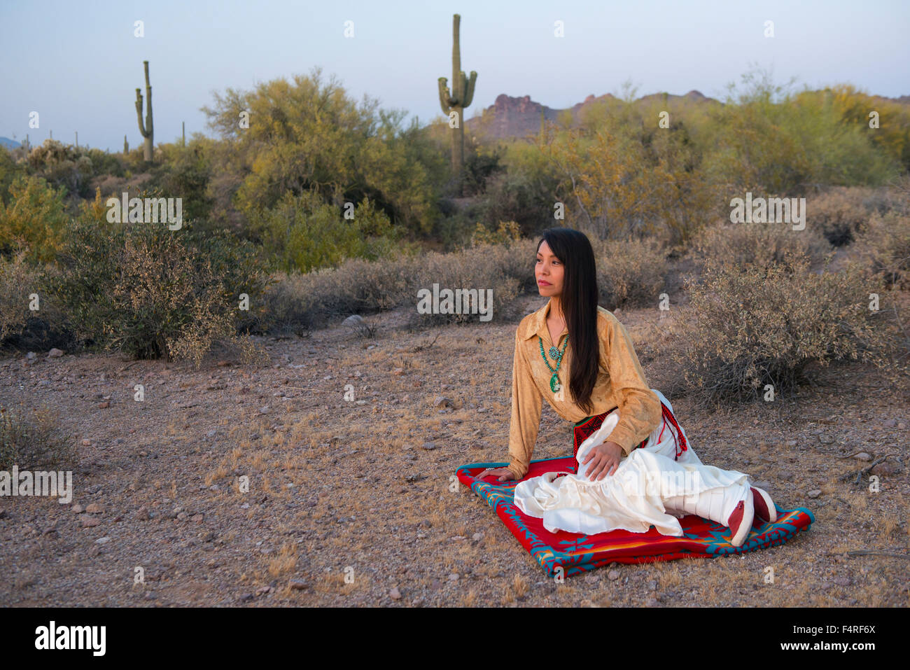 Donna Navajo al Lost Dutchman State Park, Phoenix, Arizona, Stati Uniti d'America Foto Stock