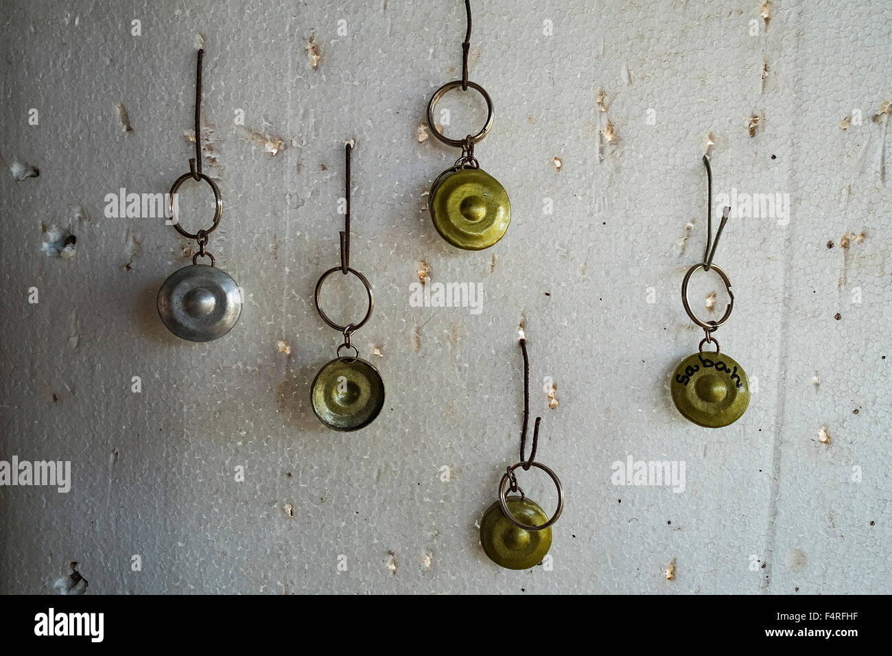 Replica del gong tradizionale per la vendita sul display durante il mercato di domenica presso il villaggio di Kudat Sabah, Borneo Malaysia Foto Stock