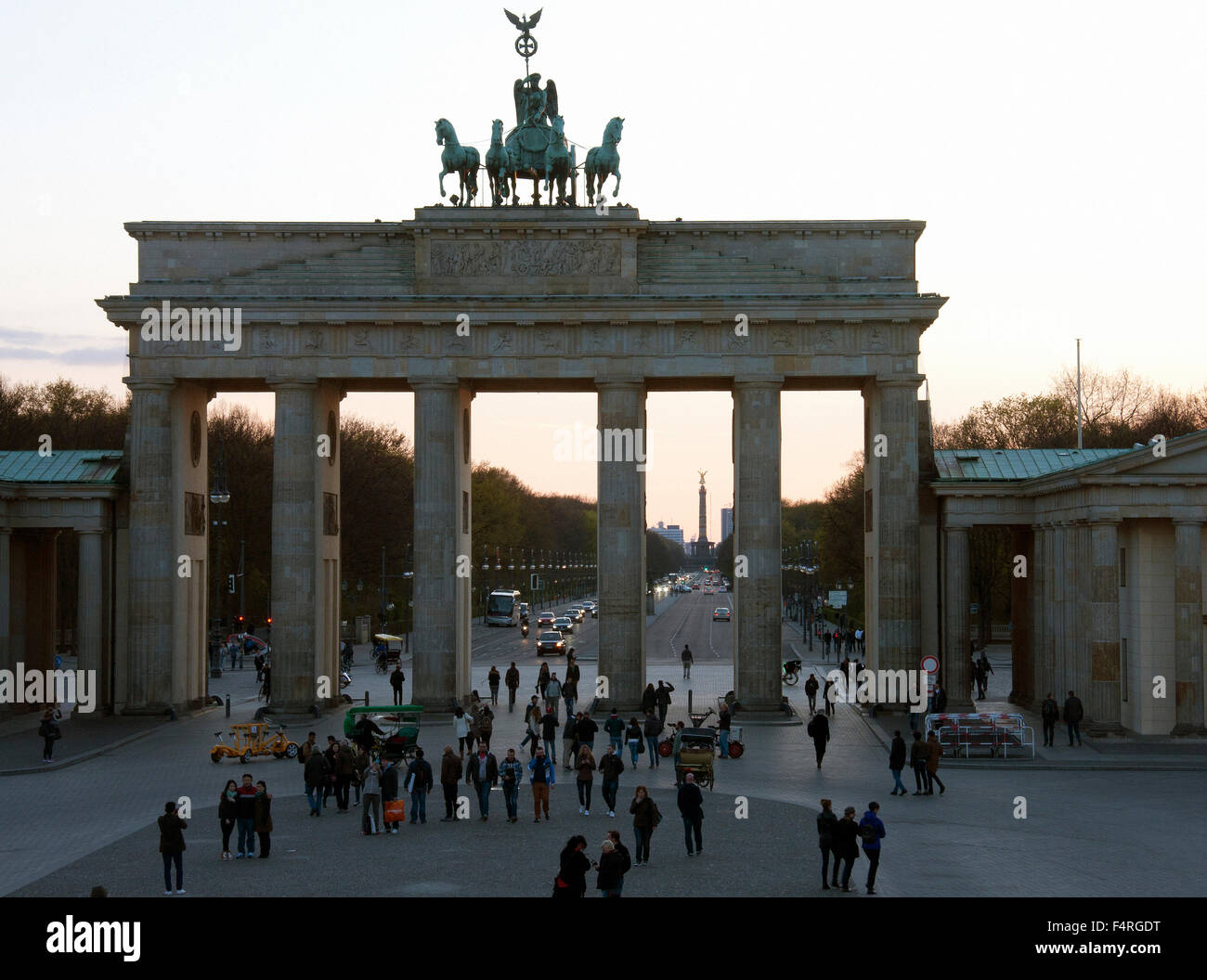 Berlino, Germania, Europa, la Porta di Brandeburgo, la quadriga, landmark, scultura, Victoria, cavallo, auto turismo Foto Stock