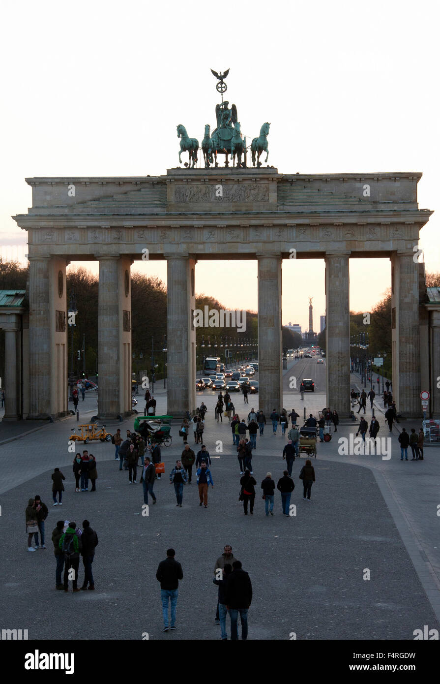 Berlino, Germania, Europa, la Porta di Brandeburgo, la quadriga, landmark, scultura, Victoria, cavallo, auto turismo Foto Stock
