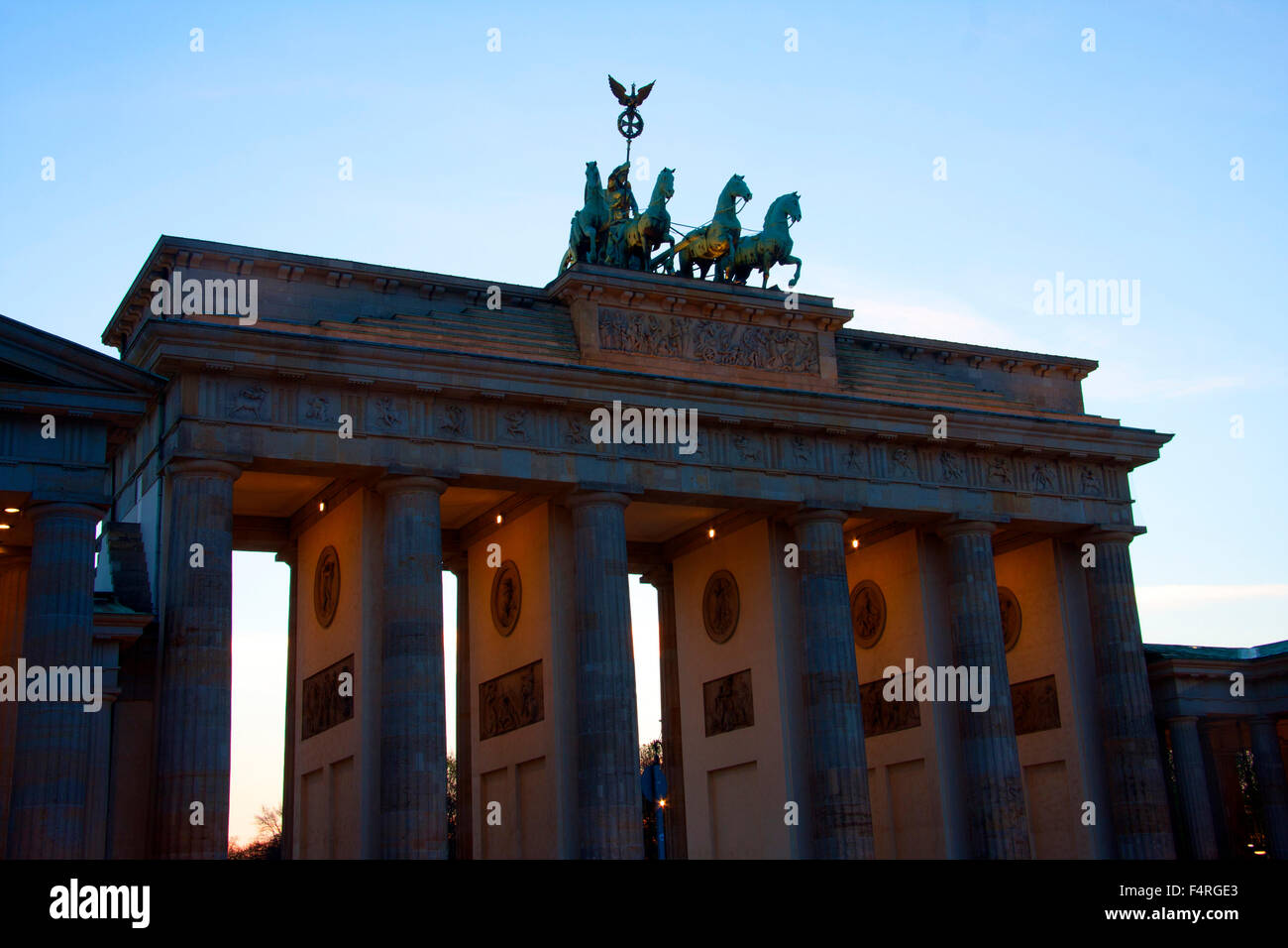 Berlino, Germania, Europa, la Porta di Brandeburgo, la quadriga, landmark, scultura, Victoria, cavallo auto, sera e notte Foto Stock