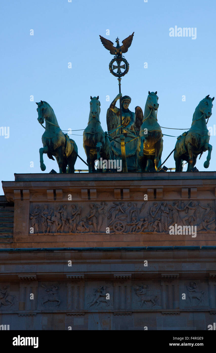 Berlino, Germania, Europa, la Porta di Brandeburgo, la quadriga, landmark, scultura, Victoria, cavallo auto, sera e notte Foto Stock