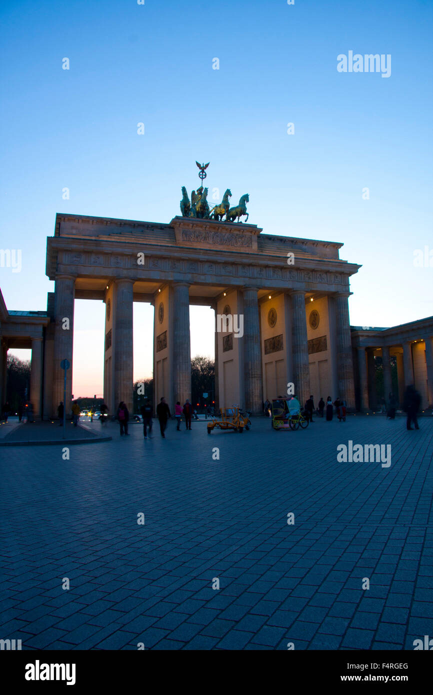 Berlino, Germania, Europa, la Porta di Brandeburgo, la quadriga, landmark, scultura, Victoria, cavallo auto, sera e notte, Paris square, Foto Stock