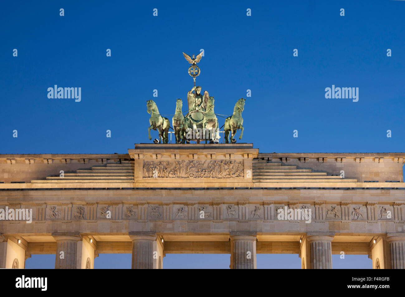 Berlino, Germania, Europa, la Porta di Brandeburgo, la quadriga, landmark, scultura, Victoria, cavallo auto, sera e notte Foto Stock