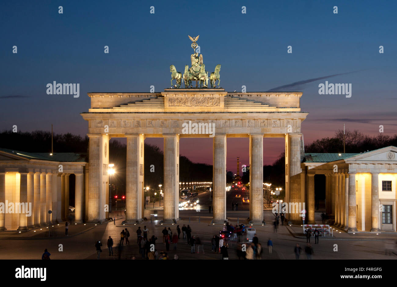 Berlino, Germania, Europa, la Porta di Brandeburgo, la quadriga, landmark, scultura, Victoria, cavallo auto, sera e notte Foto Stock