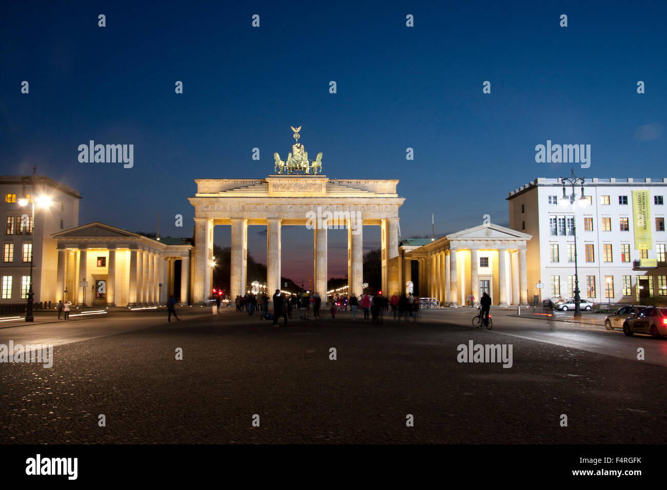 Berlino, Germania, Europa, la Porta di Brandeburgo, la quadriga, landmark, scultura, Victoria, cavallo auto, sera e notte Foto Stock